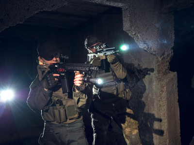 Фонарь тактический Armytek Dobermann Pro Magnet USB - Теплый свет 1400лм (до 368 метров) / 6°:40° / 1x18650 (в комплекте) F07501W