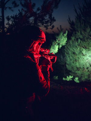 Фонарь тактический Armytek Dobermann Pro Magnet USB - Теплый свет 1400лм (до 368 метров) / 6°:40° / 1x18650 (в комплекте) F07501W