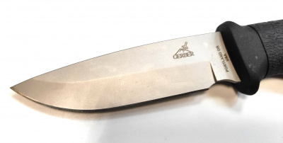 Нож охотничий Gerber G06904 сталь 420HC, рукоять SoftGrip с текстурой Gator, клинок 10,2 см