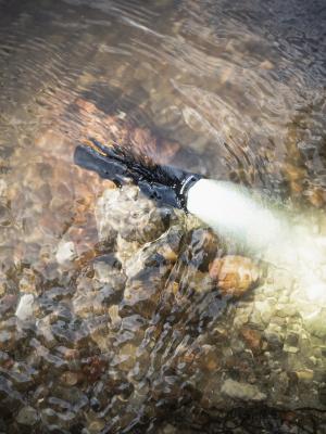 Фонарь тактический Armytek Dobermann Pro Magnet USB - Теплый свет 1400лм (до 368 метров) / 6°:40° / 1x18650 (в комплекте) F07501W