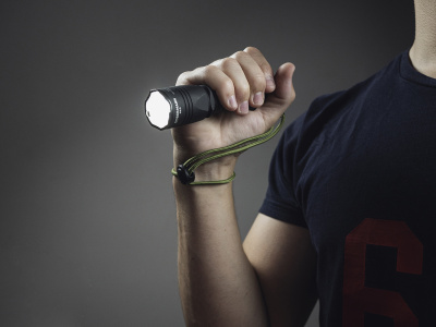 Фонарь тактический Armytek Dobermann Pro Magnet USB - Теплый свет 1400лм (до 368 метров) / 6°:40° / 1x18650 (в комплекте) F07501W